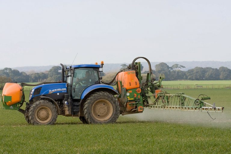 Начат госконтроль по безопасному обращению пестицидов и агрохимикатов